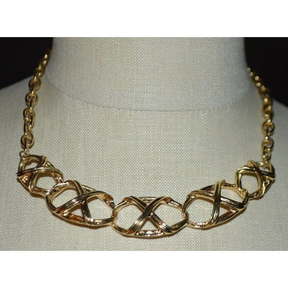 AVON Oval Open Work Basket Design Gold Tone Choker Necklace Vintage
